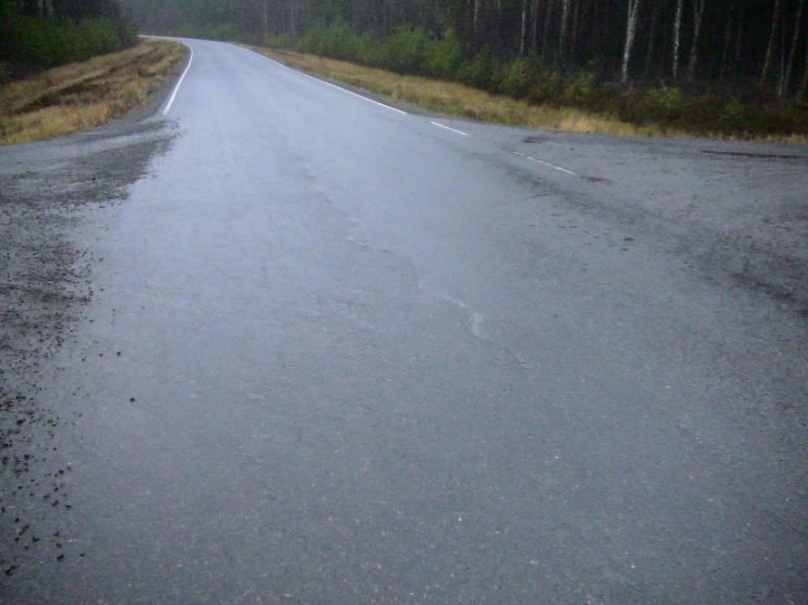 5.3. Pt1799 to4 2.11.211 ajosuuntaan 1. Vasemmalla traktorin tai metsätyökoneen tulojälki metsästä ja oikealla lumiketjun jäljet sekä alkavan kulumisen merkkejä välillä pl 5466 549.