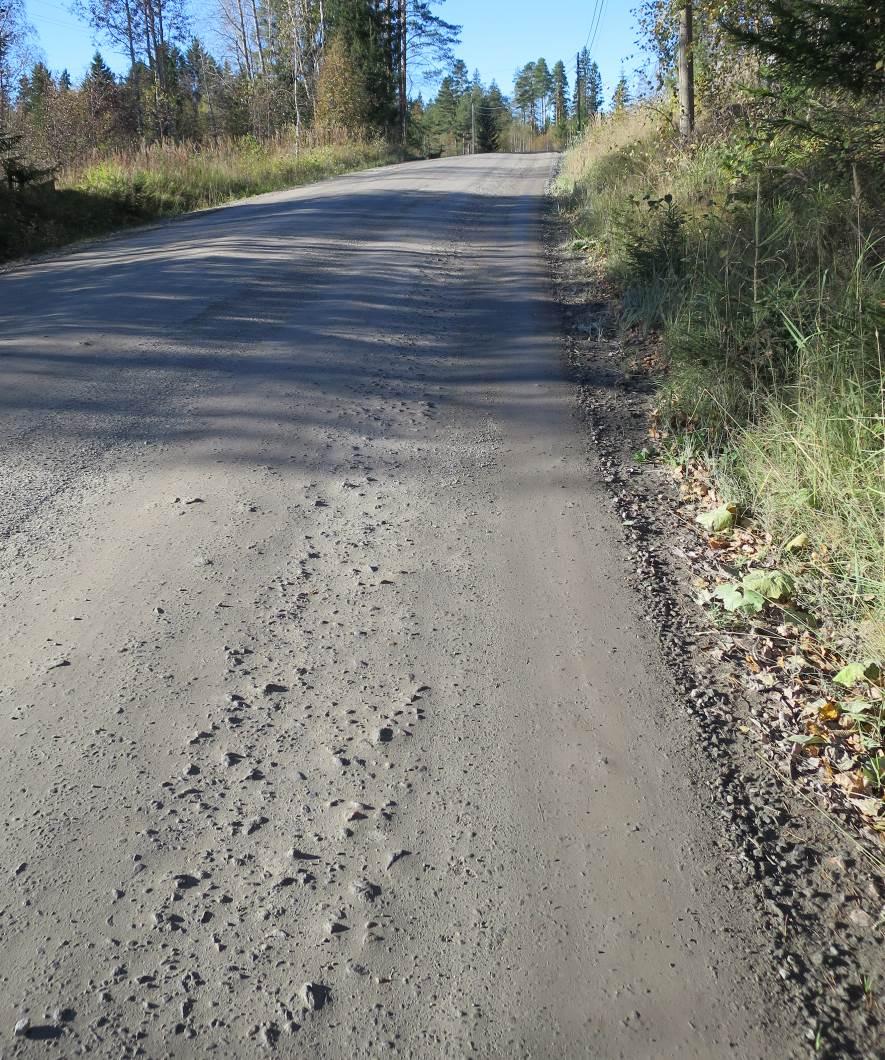 145 Kuva 7.4.33. 2.7.215 mt 2991 to 1 pl 53 513 vasemmalla kaistalla oli ajourat, joissa kulutuskerrosta oli vähän tai ei lainkaan. Kuva otettu noin pl 51 ajosuuntaan (kuva M. Sjöberg) 7.