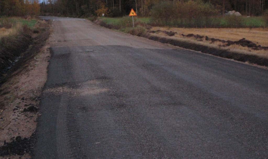52 Louko-Kouran koekohteella käytiin 29.1.28. Tällöin huomattiin, että päällystämättömän osan päälle oli ajettu hiekkaa tai hiekkaista soraa (kuvat 4.2.2 ja 4.2.3). Kuvan 4.2.2 oikeassa reunassa näkyy myös osittain koekohteen päälle ulottuvan suodatinkankaan päälle ajettua kantavan kerroksen materiaalia.