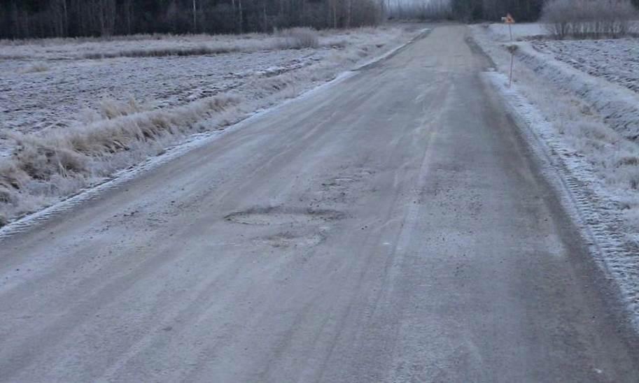 59 - Päällystetyllä alueella kohdalla pl 75 78 aivan tien oikeassa reunassa päällyste oli hieman painunut.