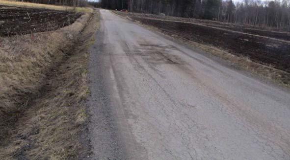 Väleillä pl 648 678 ja pl 688 74 oli pääosin keskilinjalla pituushalkeamia sekä välillä pl 688 74 oikealla kaistalla myös hieman uraa (kuva 4.4.1). Lisäksi kohdassa pl 685 oli poikkihalkeama.