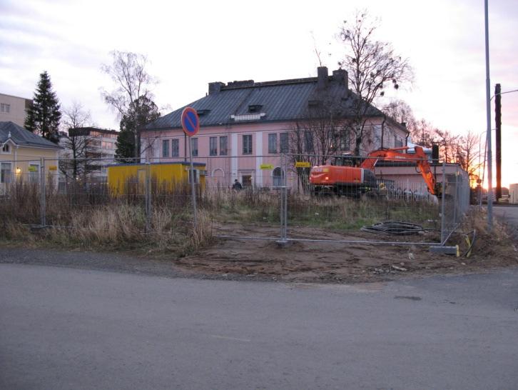 vuonna 1911, ja korttelin pohjoisosassa 1860-luvulta peräisin oleva ja useaan kertaan laajennettu ja muokattu Avelan tontin puutalo, jossa on toiminut 1890-luvulta vuoteen 1982 asti kirjakauppa.