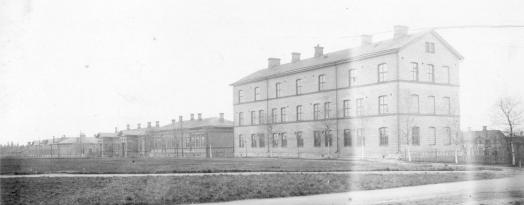 11 Kivikasarmi Aleksanterintorin länsipuolella rakennettiin 1863-1865, ja on siten kasarmialueen vanhin rakennus.
