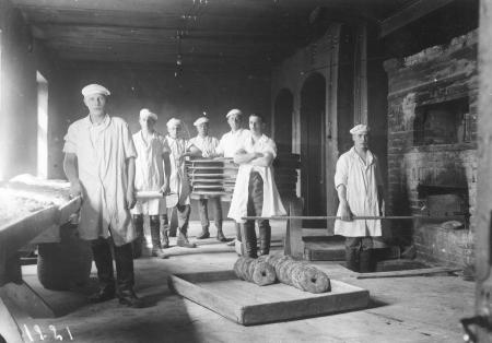 14 Kasarmialueen leipomo vuonna 1921. Valokuva: Jul. V. Henriksson, Pohjanmaan museon arkisto.