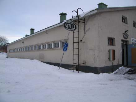 16 Vuonna 1934 venäläisten rakentama vanha tallirakennus korvattiin uudella tallilla, joka oli rakennettu kivestä.