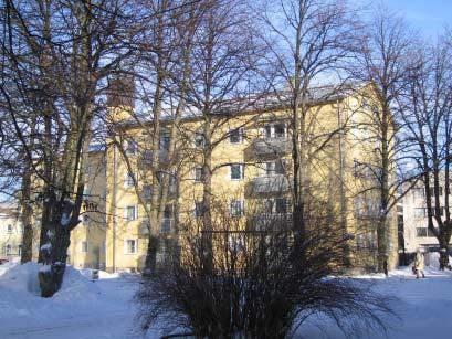 20 Kasarminkadun ja Raastuvankadun kulmassa sijaitseva asuintalo (nro: 62), rakennettiin Puolustusministeriön tyyppipiirustusten mukaan ja valmistui 1957. Valokuva: Katarina Andersson 2006.