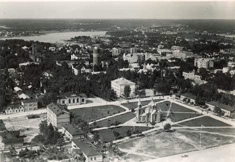 3 Näkymä yli kasarmialueen pohjoisosaa noin 1930. Kuva: Pohjanmaan museon arkisto. 1. I N V E N T O I N T I T Y Ö N T A U S T A J A L Ä H T Ö K O H D A T Vaasan rannikkopatteriston toiminta lakkautettiin 31.