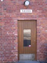 Uutta kylpytupaa rakennettaessa hyödynnettiin vanhan saunan harmaakiviperusta ja sitä käytettiin sokkelina myös uudessa saunarakennuksessa. Harmaakiviperustan päällä on vankat punatiiliseinät.