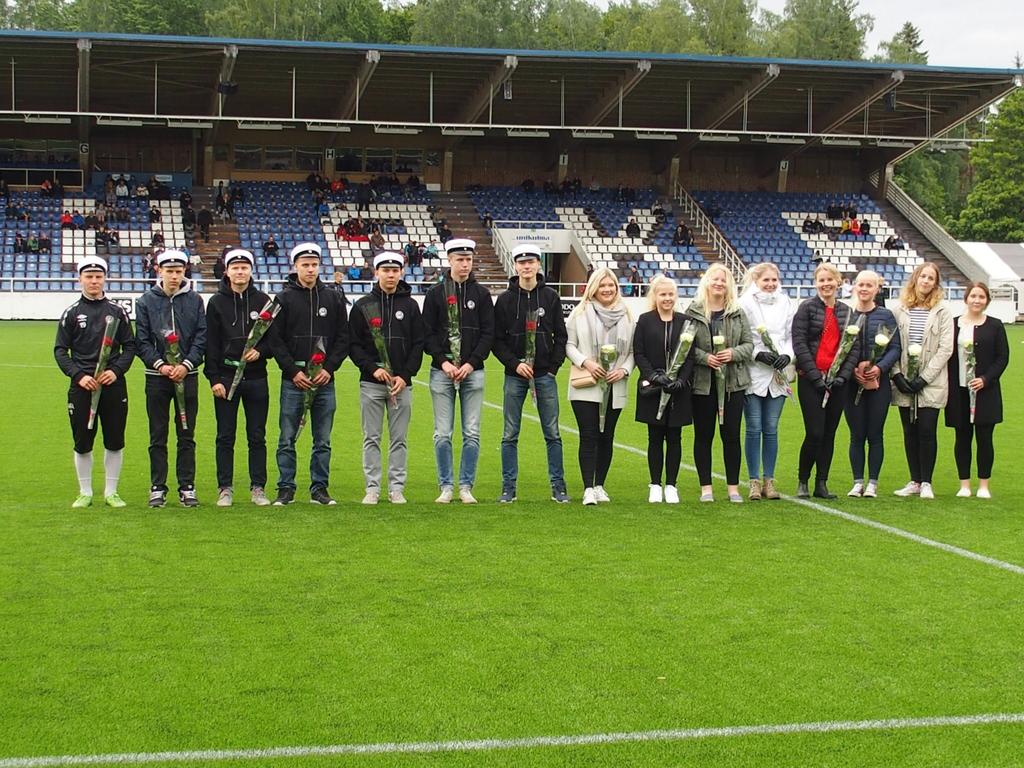 Ruusuja kevään valmistuneille Sunnuntai-iltana FC Haka otteli tehtaan kentällä voitokkaasti JJK:ta vastaan.