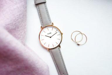 Eggshell white and rose gold are combined with a grey leather strap, detailed with a rose gold clasp. The strap can be easily interchanged.