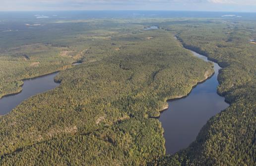 Etualalla Iso Helvetinjärvi.