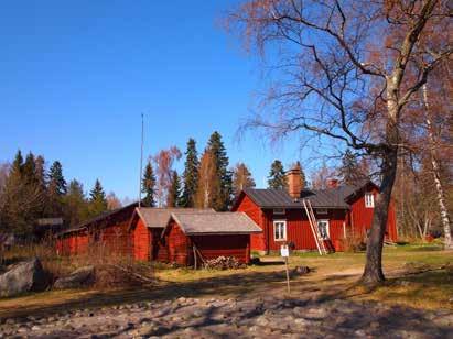 ovissa ja listoituksissa, sekä nurkkasalvosten koristelussa. Itse siirtotyö on tehty huolellisesti ja siitä on olemassa runsaasti arkistoaineistoa, rakennukset on mm.