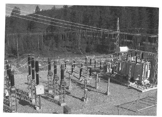 10 (59) KUVA 2. 110/20 kv:n sähköasema (Lakervi ja Partanen 2012, 120.) Edellä mainittujen komponenttien lisäksi sähkönjakelujärjestelmään kuuluu paljon erilaisia sekundäärilaitteita ja järjestelmiä.