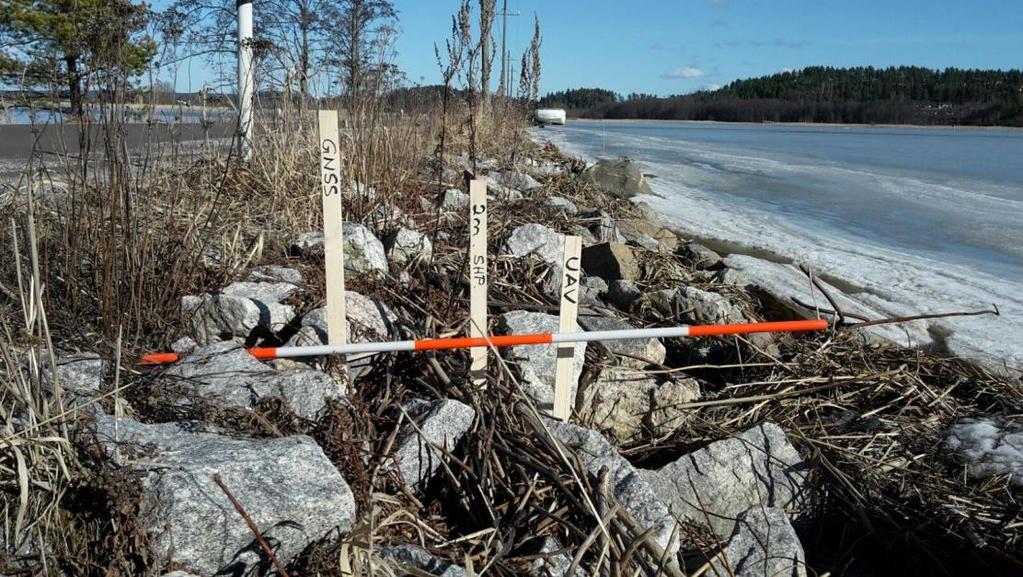 30 5.5 Korkeuskäyrien tarkistaminen GNSS-mittauksella Alueen korkeuskäyrien sijoittuneisuutta maastoon käytiin myös tarkistamassa GNSSmittauksella.