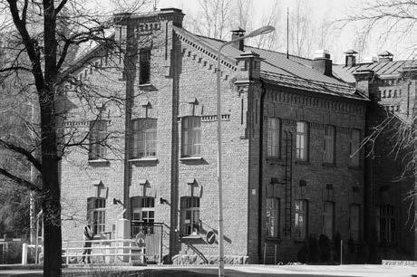 Tampereen Rykmentti aloitti Hennalan varuskunnassa Varuskunnan lakkautus pisti rakennukset myyntilistalle Vuonna 1918 perustetun jääkäripataljoonan pohjalta muodostettiin Tampereen Rykmentti