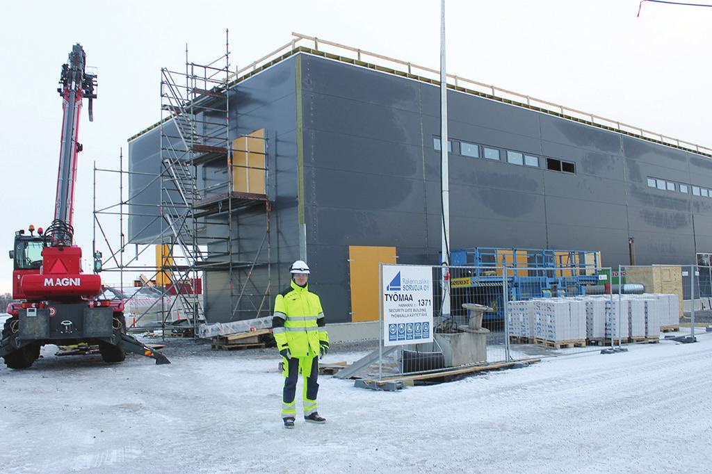 sivu 8 Hanhikivenniemen ydinvoimalan rakentaminen etenee Porttirakennustyömaan vastaavalle mestarille, Tapani Sorvojalle alue tuttu.