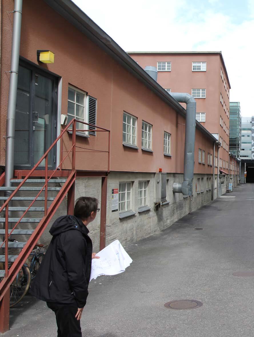 urettavaksi ehdotettu osa urettavaksi ehdotettu osa Valkoisella korostettu rakennuksen purettavat osat Julkisivu itään 9 Tehtaan suuri laajennus ja uunisali TU-2 (itäpuolen matalat osat)