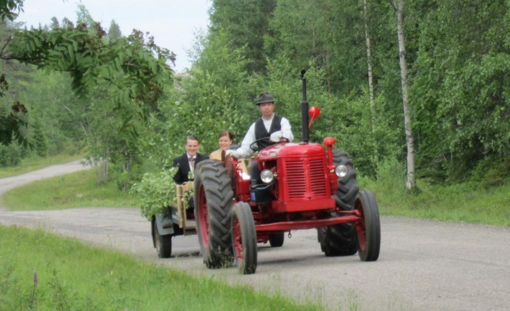Hääkuljetuksissa: konevoimaa. Keväällä Valon Arja alkoi kysellä minulta, että olisiko hääkuljetus Vaarantalolle vanhalla traktorilla mahdollinen.