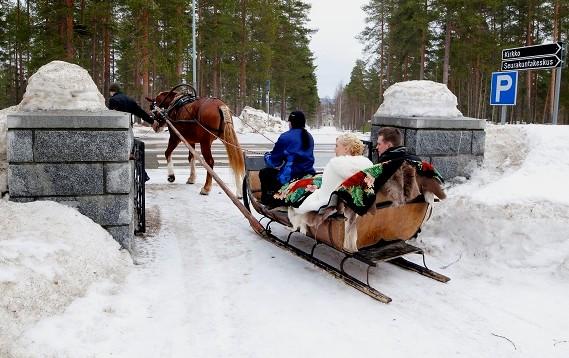 Kun myöhemmin nuoripari vieraili Vaarantalolla näytin heille pari kuvaa kuljetuskalustosta. Nuoripari innostui kovin kalustosta ja niin päätettiin tehdä kuljetus Traktorilla ja peräkärryllä.