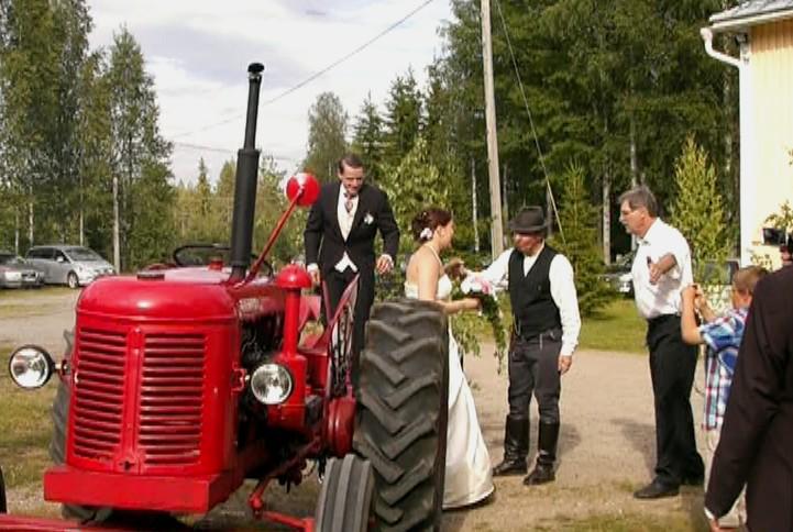 päivä olikin sitten jännittävä Pertin ja minun kohdallani. Ennen viittä iltapäivällä hääpari saapui meille Lehtoon hienolla hääautolla. Otettiin hääkuvia bestmanin johdolla.