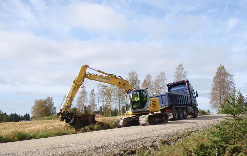 Tieremontti Vaarankyläntiellä Vaarankylässä vaalitaan perinteitä myös Tiekarhun ja jyrsimen voimin päällystetty tie muuttui jälmaantien muodossa.