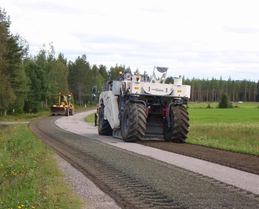 1983 tuli Vaarankylään sirotepinta, joka oli sen ajan uudentekniikan päällystettä. Koneet ja työmiehet tulivat Lemminkäiseltä ja Lehon Ilkka ja Rinteen Pertti olivat paikallisina työmiehinä.