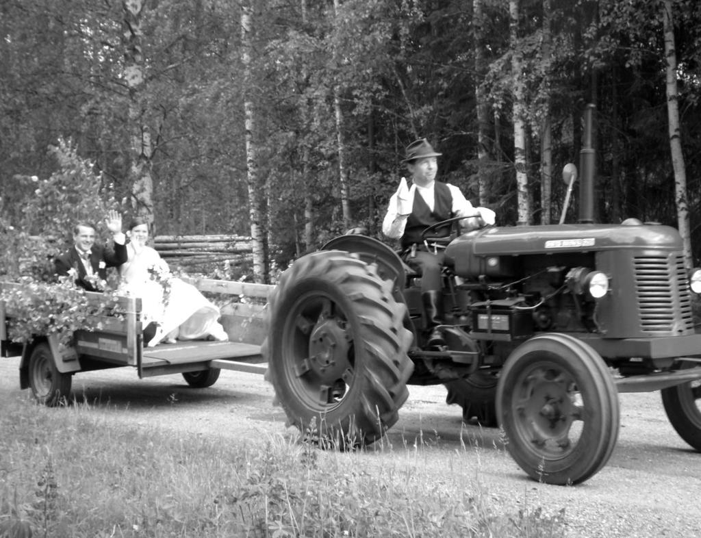 neella siistimässä ojanpenkkoja isänsä Riston ajaessa 2001 tuli sitten uusi pinta lähes samalla tek- kuorma-autoa. niikalla, mutta paljon huonommin toteutettuna säästösyistä.