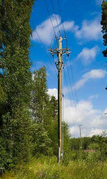 Eristinlautasten lukumäärä 110 400 kv avojohdoissa on tavallisesti 3 vaihejohdinta (tai johdinparia) ja 2 ukkosjohdinta (ylimmät johdot).