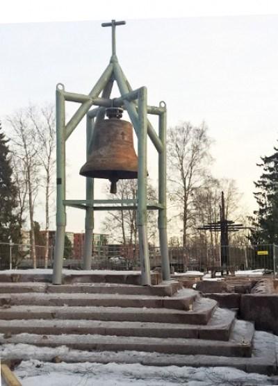 YLIVIESKAN KIRKON KELLOT Vastaukset/ liite 2 Isompi kirkonkello on valettu Bochumer Verein -tehtaalla Bochumissa vuonna 1901. Kellot ovat terästä ja isompi kello painaa 1066,5 kiloa.