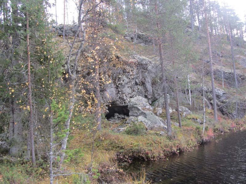 rannalla näkyvien kivenlohkareiden takana.