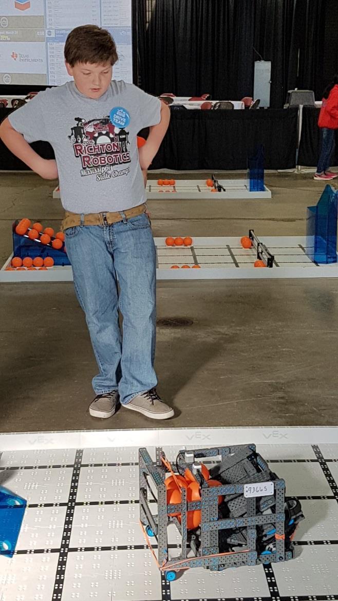 Vuosi 2017 Tammikuu 2017 Robotiikan SM kilpailut VEX IQ oppimisympäristössä Riihimäellä 12.-13.1.2017 Helmi-, maaliskuu 2017 Robotiikan opetussuunnitelma perusopetuksen 3.-5.