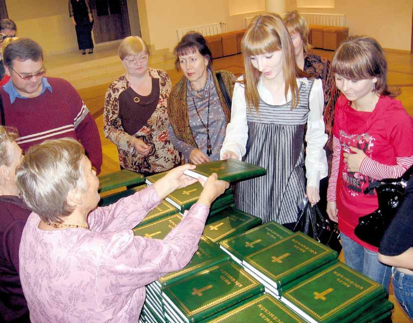 Aiheenani on, miten raamatunkäännös vaikuttaa kirjakieleen. Teen vertailevaa tutkimusta, kuinka se on vaikuttanut suomen, komin ja udmurtin kieleen.