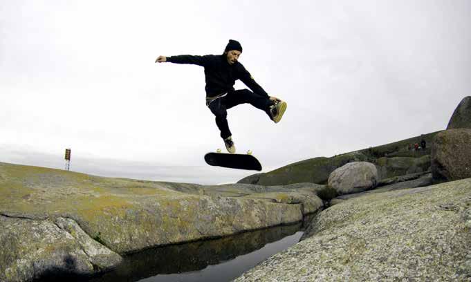 Justus Hirvi Tervetuloa saaristoon! Turun saaristo ja sen 25 000 saarta ja luotoa toivottavat sinut tervetulleeksi. Meri sulkee saaret syliinsä ja vaikuttaa saarelaisten elämään.