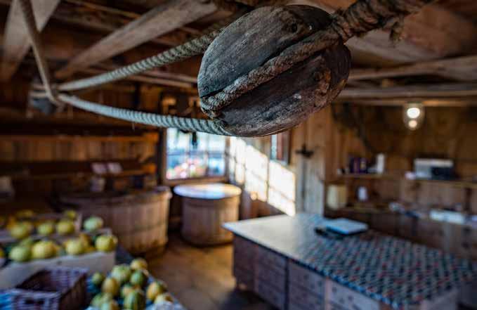 Jouni Lappi/Kuvastamo Stenskär - Saaristomeren sydämessä Stenskärin saari on ollut asutettu useita satoja vuosia ja 1800-luvulta lähtien saaren ovat jakaneet kaksi tilaa, Västergård ja Östergård.
