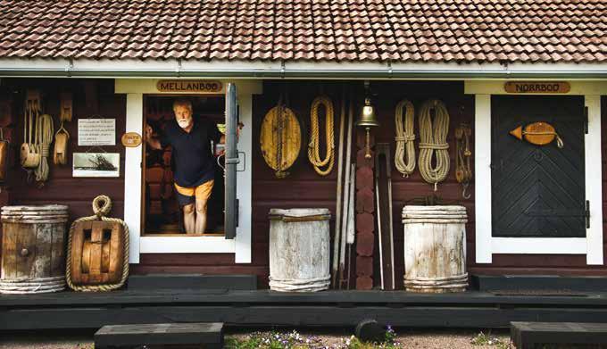 Jukka Torikka kurkkaa Pienen plokimuseonsa oviaukosta. Hän tunnustautuu keräilijäksi. Keräilyharrastuksesta syntyi plokimuseo Iniössä sijaitsee tiettävästi ainakin Suomen ainoa plokimuseo.