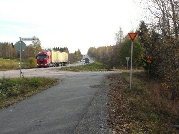 Taipaleenmäki 45 (Taipaleenmäen Mäntäntien risteys) Maantien sivuaminen Paikalla on yleisessä käytössä olevien teiden, kevyenliikenteen väylän sekä yksityistien välinen risteys.