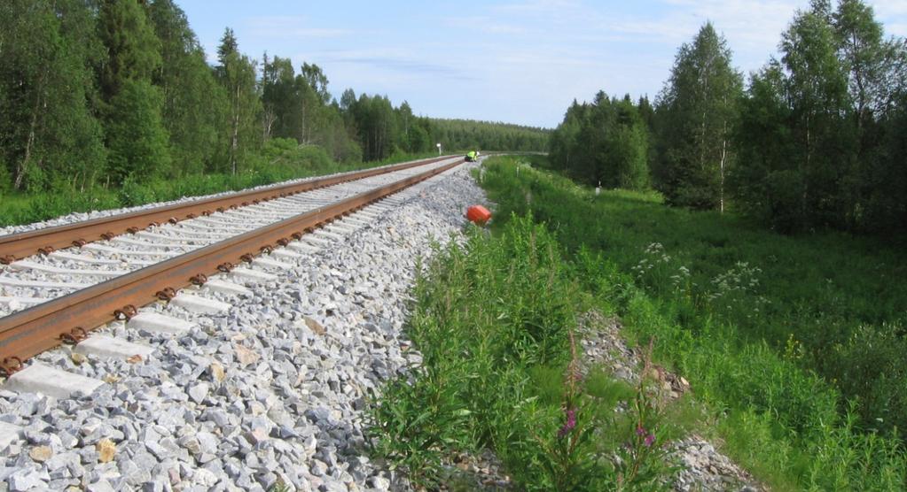 109 Kuva 7.14. Tornion kohde 921 kesäkuussa 2010. Tornion kohteen 921 vuosittaiset routanousut ja roudan syvyydet on esitetty kuvassa 7.15.