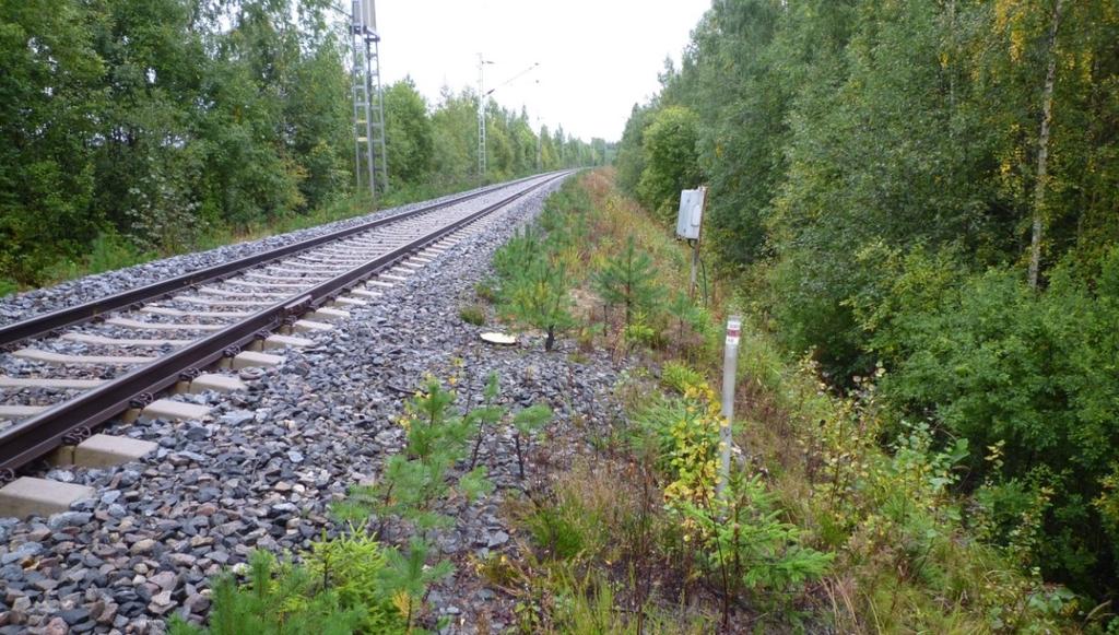 77 Kitee Kiteen seurantakohteen kohdalla rata kulkee noin 5 metriä korkealla penkereellä (kuva 6.4). Tukikerroksen ja alusrakenteen yhteenlaskettu paksuus on kohteessa noin 1,5 metriä.