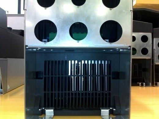 Rakenne ACS880 lämpötilan valvonta Ominaisuudet ACS880 taajuusmuuttajissa lämpöanturit mittaamassa tuloilman lämpötilaa