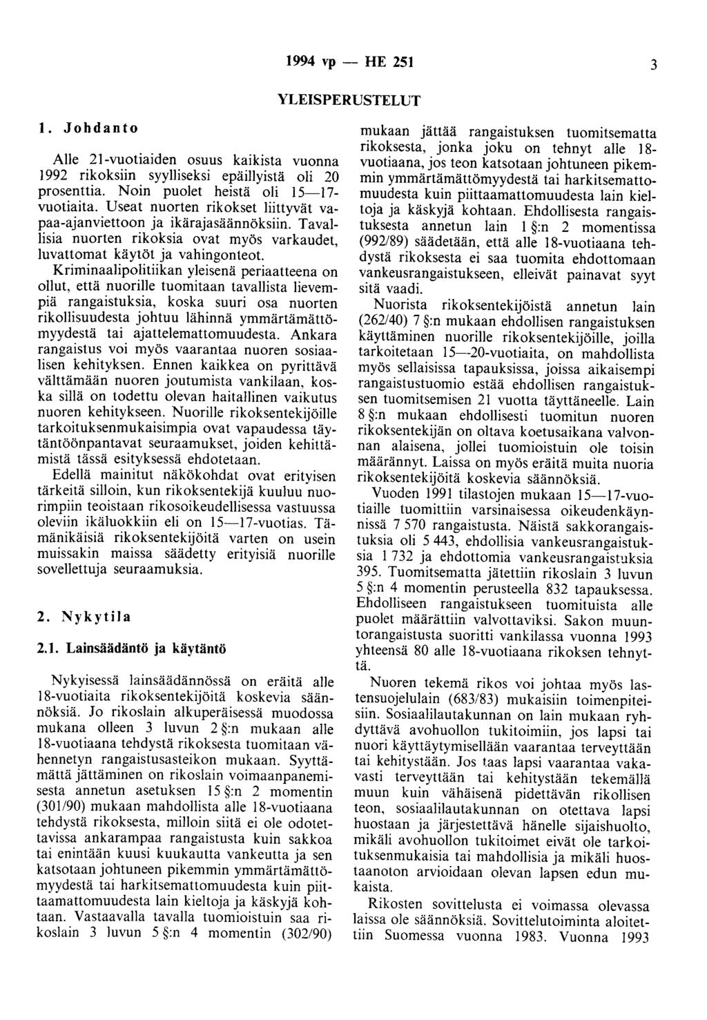 1994 vp - HE 251 3 YLEISPERUSTELUT 1. Johdanto Alle 21-vuotiaiden osuus kaikista vuonna 1992 rikoksiin syylliseksi epäillyistä oli 20 prosenttia. Noin puolet heistä oli 15-17- vuotiaita.