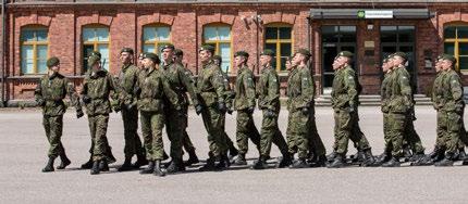 Tällöin: Komennon valmistavalla osalla eturivi lopettaa kaartamisen ja marssii puolin