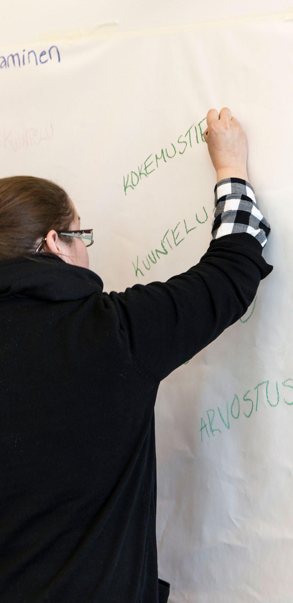 ymmärtää, mitkä tekijät vaikuttavat työn kuormittavuuteen ymmärtää reflektoinnin merkityksen laadukkaan tulkkaustoiminnan näkökulmasta kykenee tulkkaamaan konsekutiivisesti helpohkoissa viestintä- ja