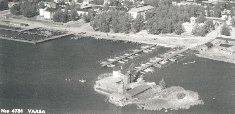 Ote ilmakuvasta noin 1940-luvulta. Räätälinsaaren rakennuskanta erottuu kuvasta hyvin.