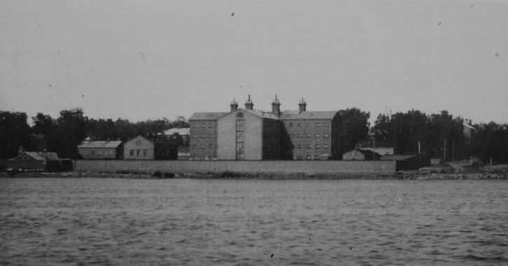 Karttapohja: MML peruskartta. Tutkimusalueen ranta Kalarannan ja vankilan edustalla on täyttömaata.