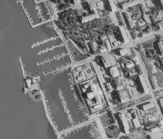 8 Kuva 4. Räätälinsaaren tehtaat näkyvät ilmakuvassa vielä vuonna 1972. Muuten tutkimusalueen rakenteet ovat lähellä nykyistä muotoaan. Kuvalähde kartta.vaasa.fi/ims.