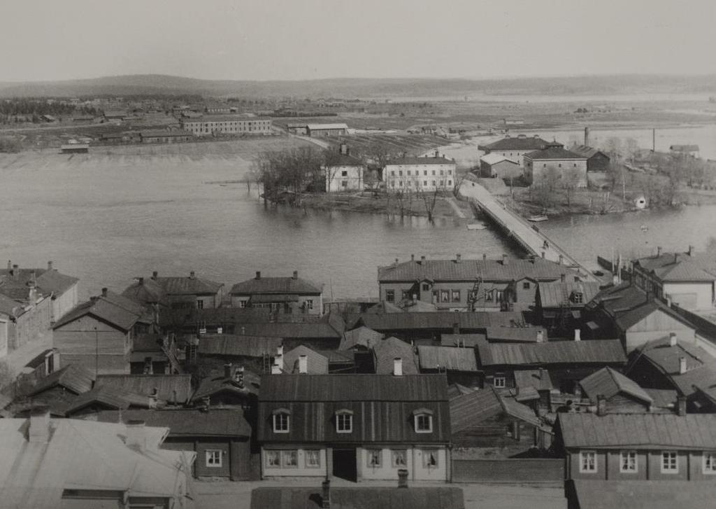 Viipurintien varrella, makasiinien itäpuolella oli myös tällöin rakennus, joka saattaisi kuulua kaupungin tullirakennuksiin.