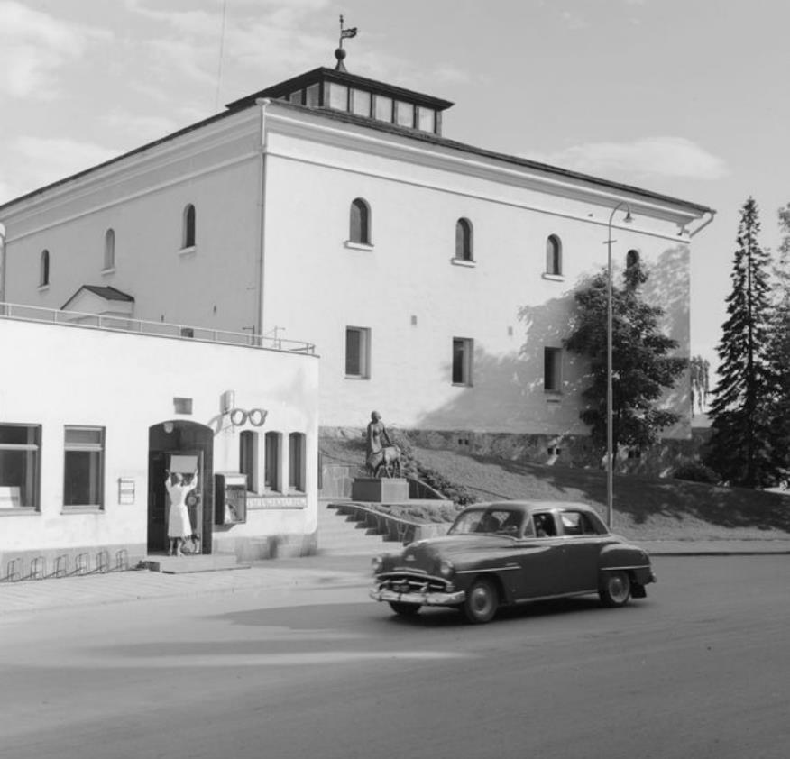 Oikealla vuoden 1971 yleiskaavassa Keinusaaren teollisuus olisi jo väistynyt lamellikerrostalojen (keltainen) tieltä.