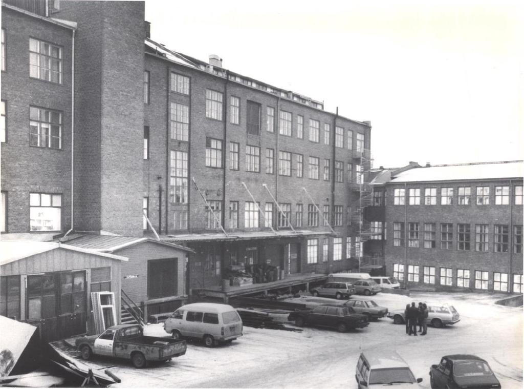 Kulttuuriympäristöpalvelut Hämeenlinnan kaupunki 21 (29) Kuva Verkatehtaan uusimpien osien eli tekokuitutehtaan sisäpihalta 1970-/80-luvulta. Nykyisin paikalla on Vanaja-salin aula.