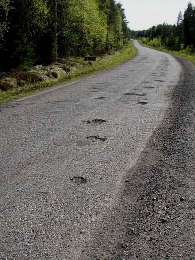 Liikennemäärän mukaan määritelty vauriosumman kuntotavoiteraja ylläpidon ohjelmoinnissa on kohteelle 154 m 2 /100 m.