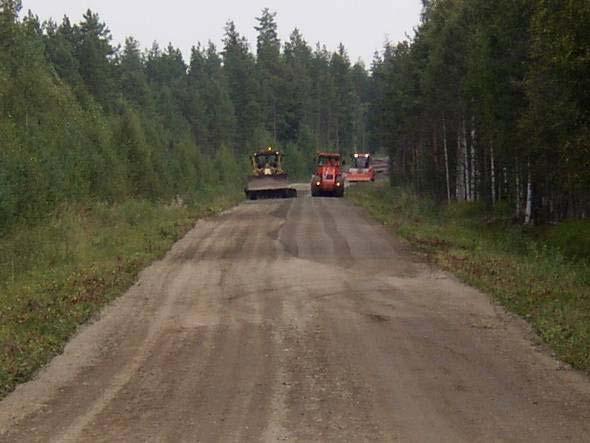 seurasivat normaalit rakentamistoimenpiteet: kastelu, tiivistäminen ja muotoon höyläys (kuva 4).